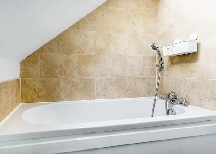 Fortified 4 Bedroom Holly Nyaraló Bristol