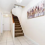 Дом отдыха Fortified 4 Bedroom Holly